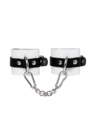 Бело-черные кожаные наручники с одним ремешком с люверсами - Pecado - купить с доставкой в Энгельсе