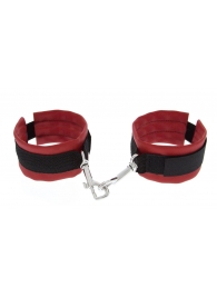 Красно-чёрные полиуретановые наручники Luxurious Handcuffs - Blush Novelties - купить с доставкой в Энгельсе